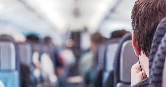 Schlafen im Flugzeug Sitzplatz